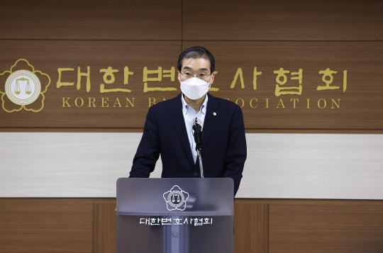 대한변협, 변호사 수급문제 입장발표      (서울=연합뉴스) 신준희 기자 = 이종엽 대한변호사협회장이 21일 강남구 대한변협회관에서 변호사 수급문제 관련 입장발표를 하고 있다.       협회는 정부에 '무분별한 변호사 대량공급을 멈추고, 젊은 변호사들의 행정부 공무원 채용 확대 등 진출경로를 적극 강구할 것' 등을 요구했다. 2021.4.21      hama@yna.co.kr  (끝)